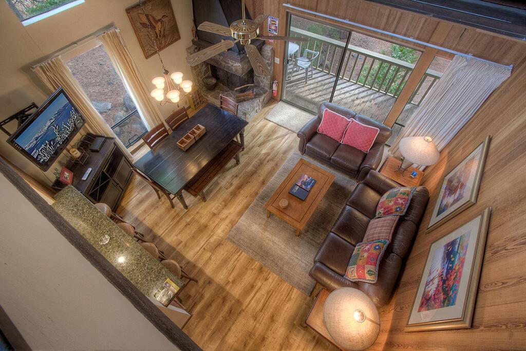 Couch,Furniture,Dining Table,Table,Chair
