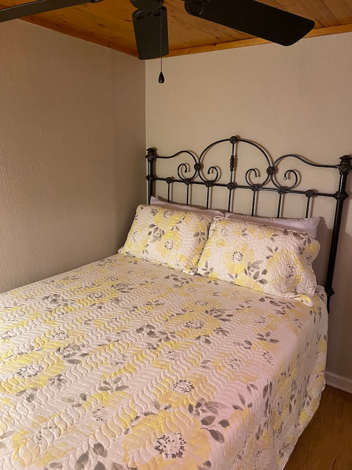 Second bedroom, queen bed, brand new mattress, TV in room