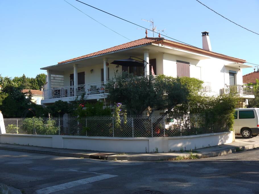 la maison est située dans un quartier calme à 500 m du centre ville. On peut se garer à l'extérieur (place privée)