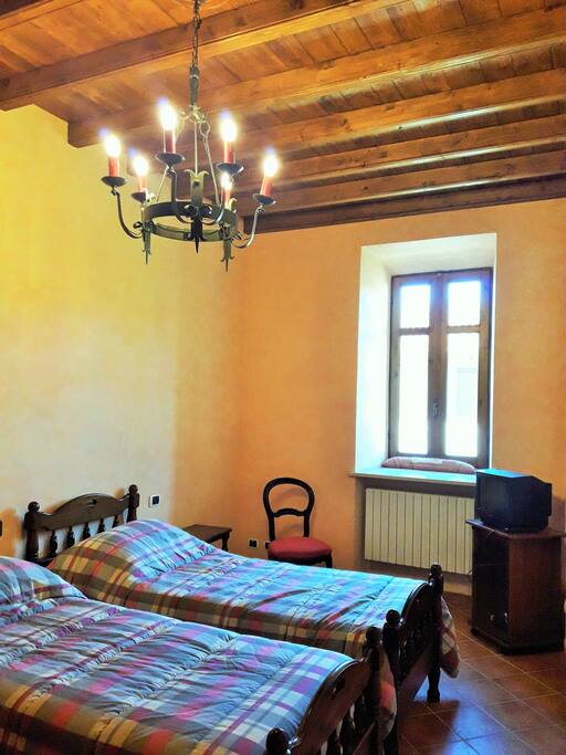 Camera da letto con televisore