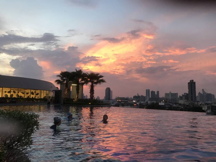 傍晚的无边泳池