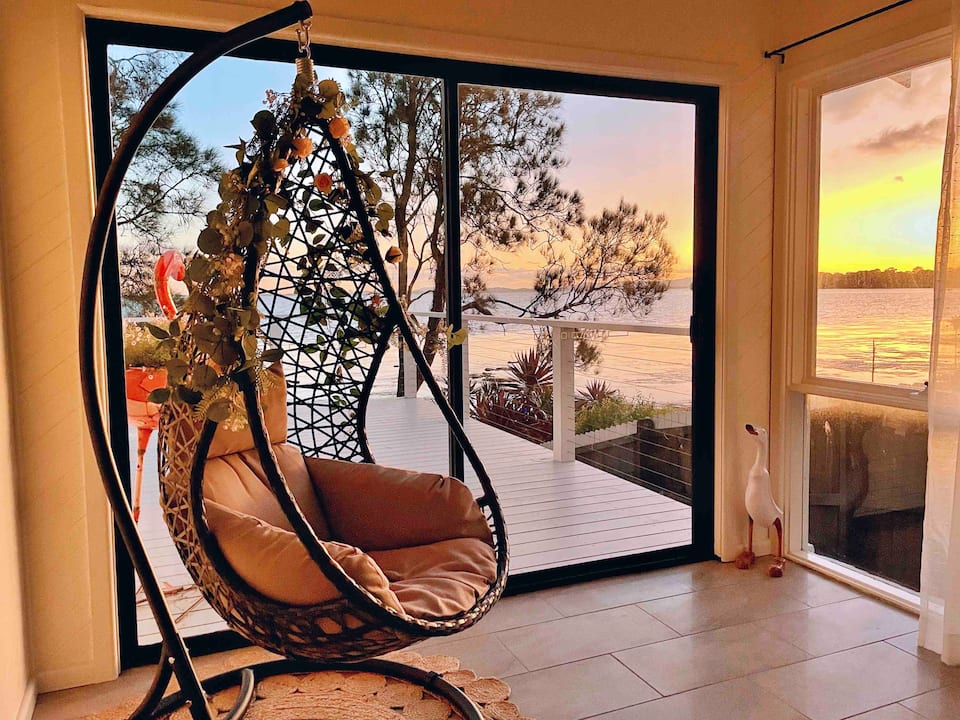 A white lake house on the shore of Lake Tuggerah, Gorokan, New South Wales, Australia, photo 6 of 10