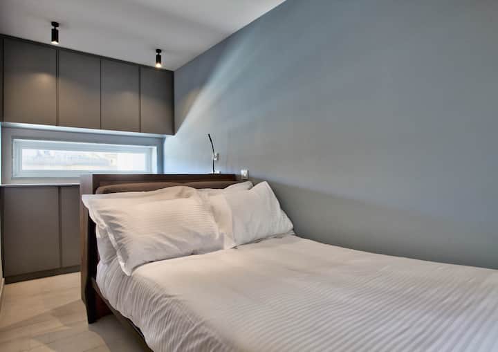 El tercer dormitorio es más pequeño y tiene capacidad para un adulto o 2 niños cómodamente.