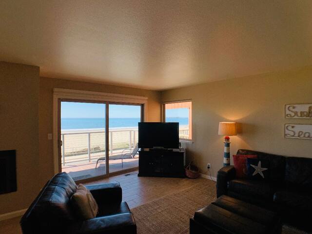 Large, updated 5 bedroom ocean front home gallery image 4