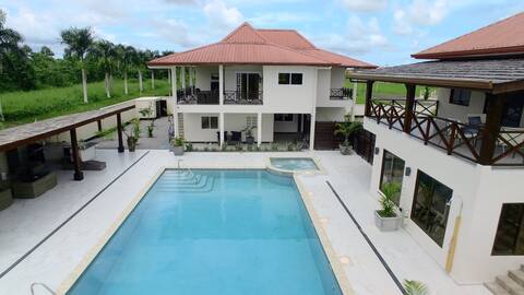 Hoogbouw Luxe villa complex met zwembad!