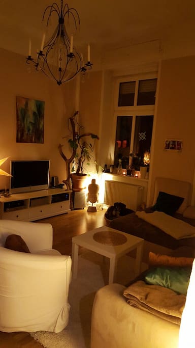 Blick vom großen Flur ins Wohnzimmer.