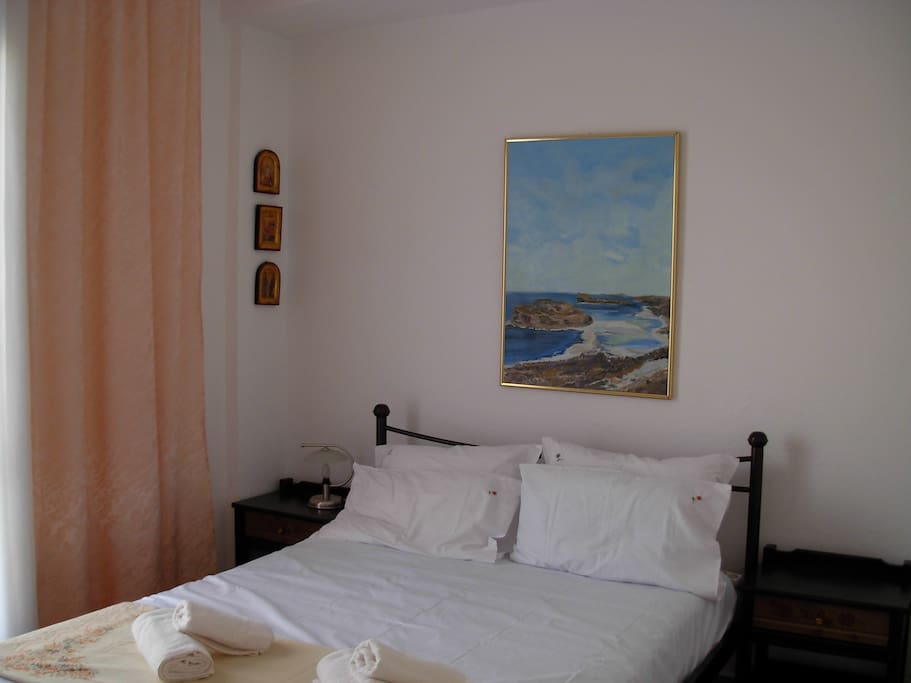 Bed in bedroom 1 (b)
