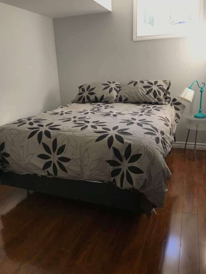 Schlafzimmer Nr.3 (untere Etage)
Queensize-Bett