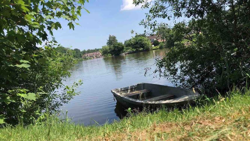 Plekje aan het water voor Happinez