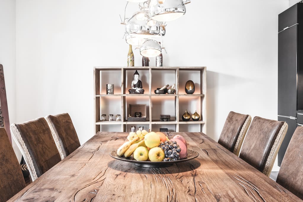 Das Esszimmer mit einem massiven Holztisch und 6 Stühlen