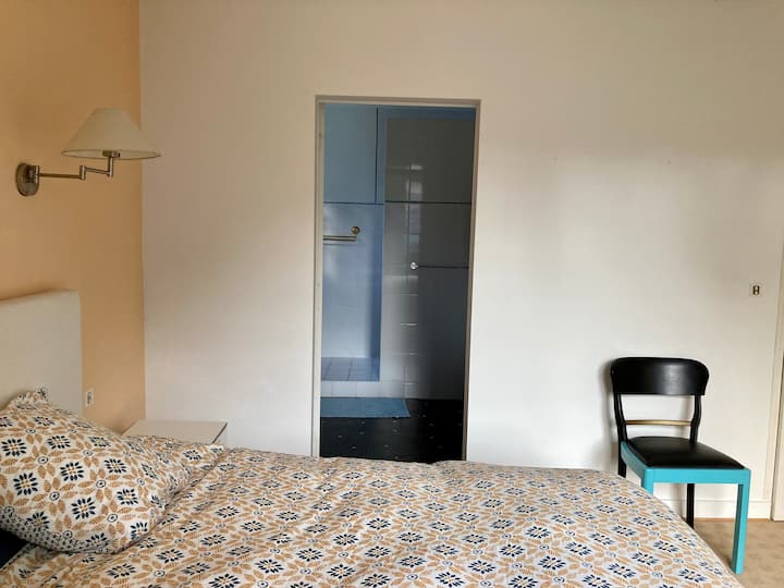 Dhoma e parë e gjumit me banjë ensuite