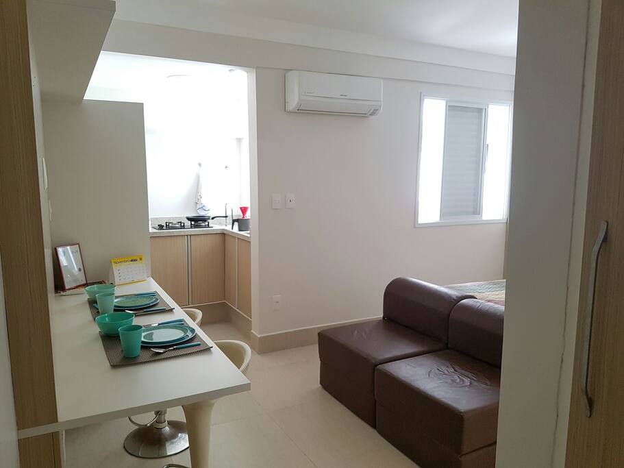 Entrada do apartamento bem iluminada e ar-condicionado novo