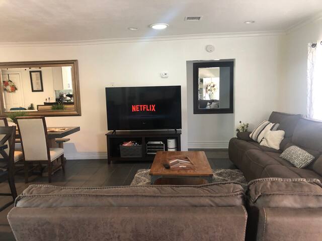 Peaceful 4 bd 2 bth home in Northridge/ sleeps 10 gallery image 5