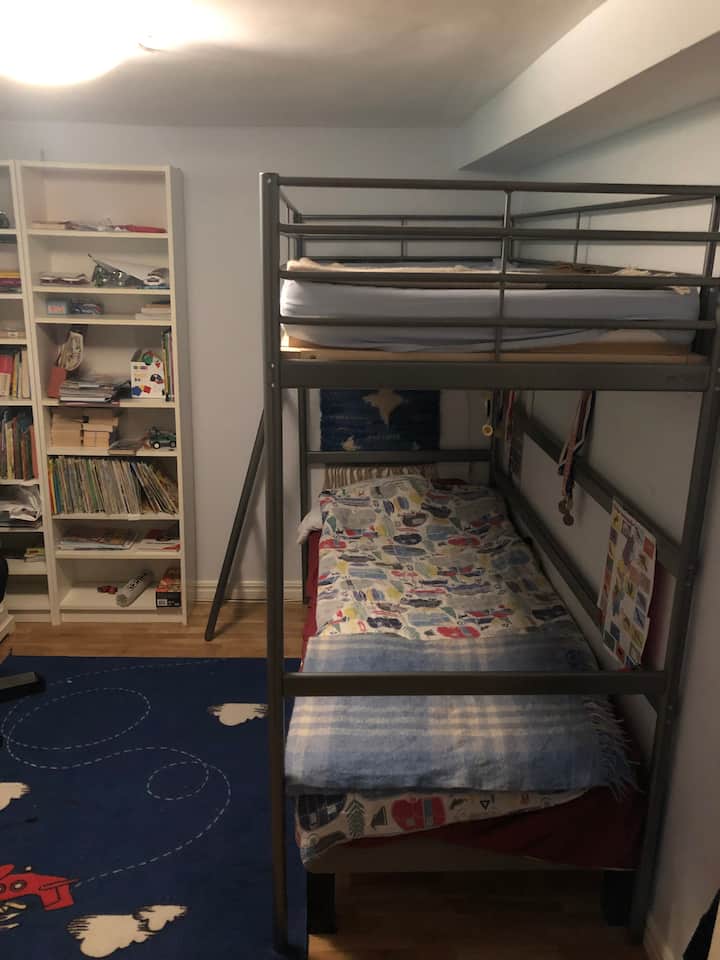 Dormitorio en planta baja. La cama superior se ha retirado desde que se tomó esta foto, por lo que el dormitorio cabe en una persona.