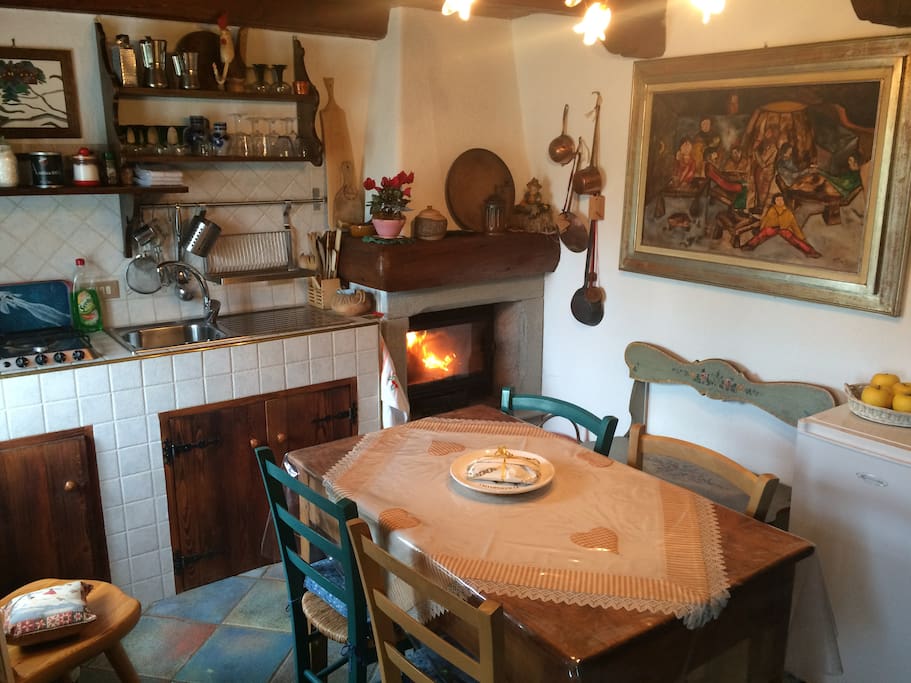 La cucina ed il caminetto a legna - The kitchen and wood burning fireplace