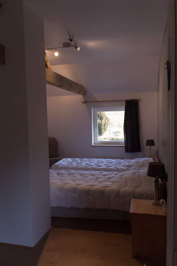 Slaapkamer 1 : 2 bedden 90x200 cm 