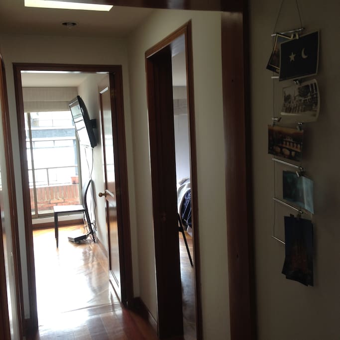 Claraboyas permiten luz natural durante el día / Skylights in the flat allow natural light to enter
