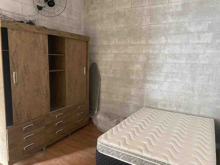 Chumba cha 2 cha kulala (vitanda viwili na kabati la nguo)