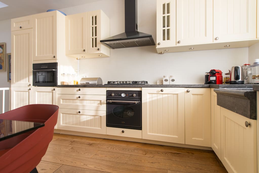 The stove is a nice retro style one with 5 gas jets and a large oven underneath, important for me as a cooking lover.