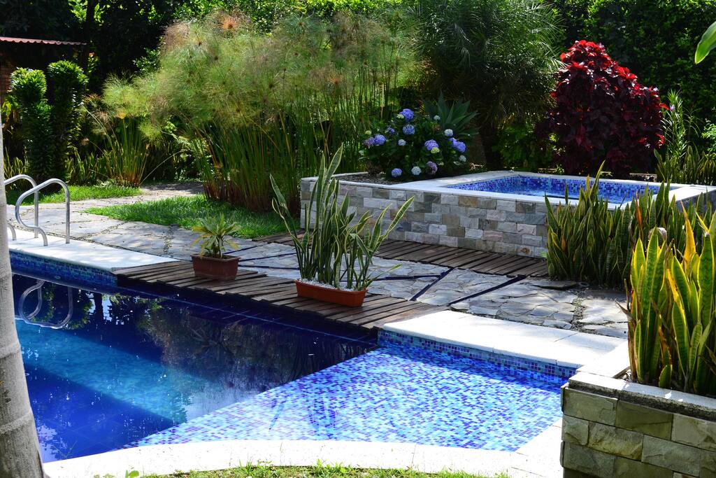 PISCINA Y JACUZZY