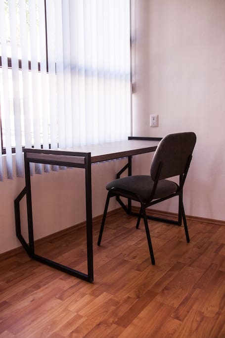 Escritorio con salidas de USB para trabajar comodamente