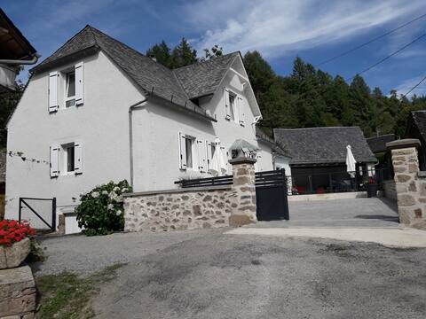 Gite 6-8  guests with a pool