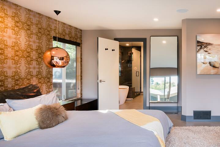 Luxurious Retreat on Extra-Large Lot near Stanford gallery image 4