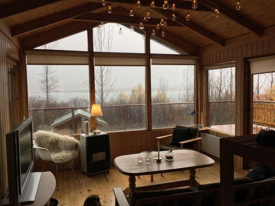 The living room with a view over the lake