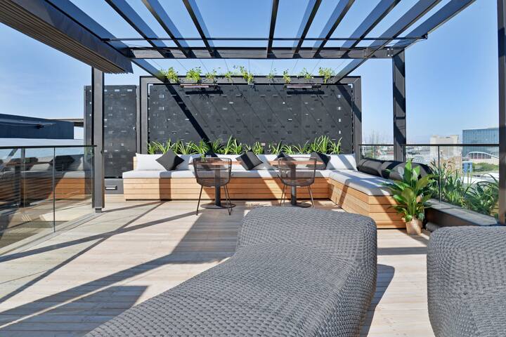 Luxury Penthouse with private rooftop Pool! gallery image 2