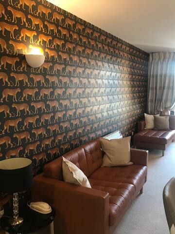 Stunning 2bed 2bath South Kensington gallery image 2