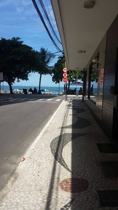 nessa Rua (lateral) possui loja para aluguel de bicicletas, individuais e em dupla., distância menor que 100 metros para chegar na praia