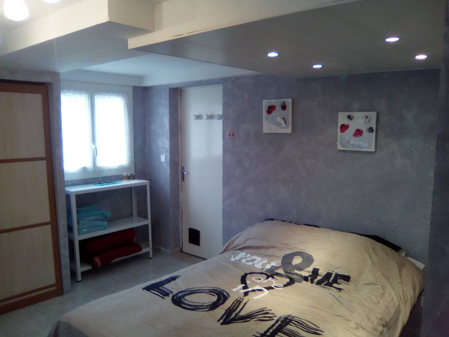Chambre bleue parentale : 1 grand lit, 1 lit superposé, un lit en plus si besoin