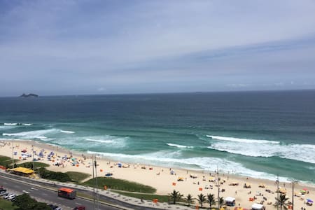 Flat frente ao mar  Barra da Tijuca com serviço.
