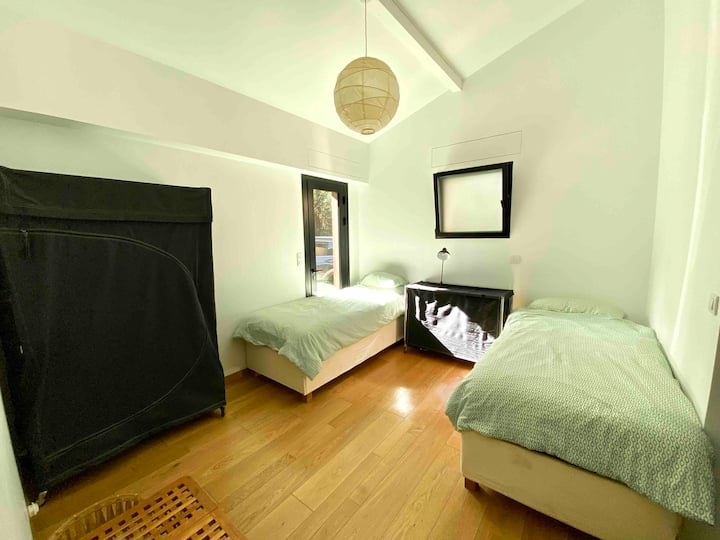 Habitación 4 con dos camas individuales.