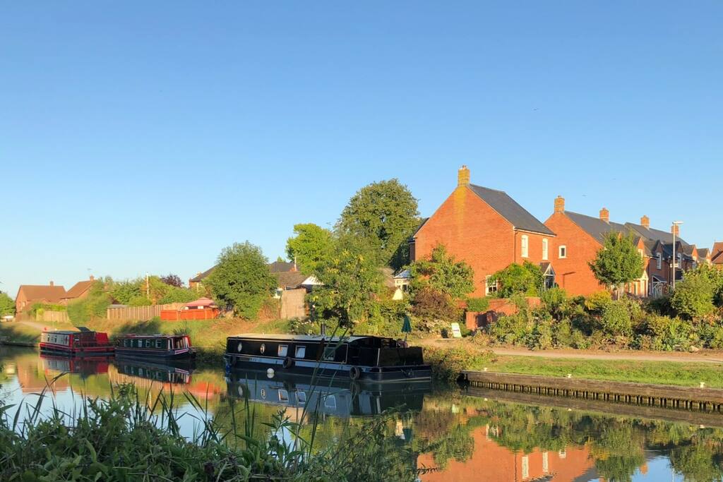 Kennet and Avon Canal with Westminster Close to the right