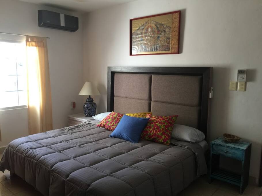 HABITACIÓN 1: Cama king size, closet y baño completo incluido