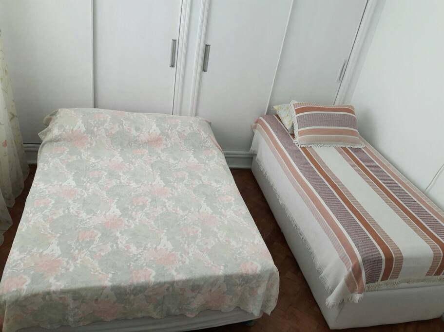 Cama tamanho casal e cama tamanho solteiro.
O uso da cama tamanho solteiro será disponibilizado a partir do 3° hóspede (inclusive).