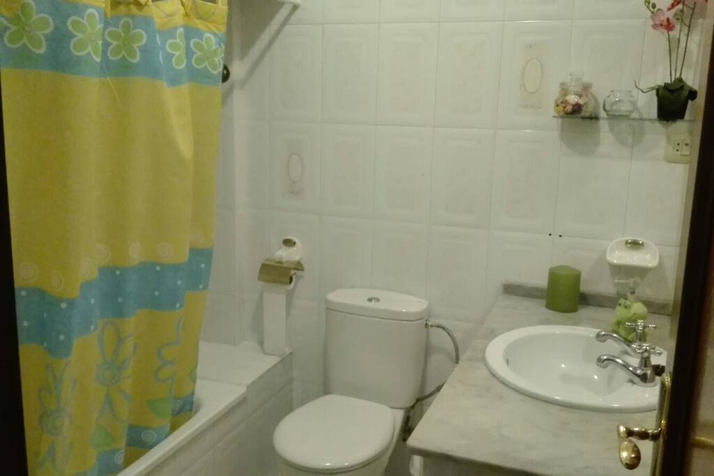 Cuarto de baño con bañera