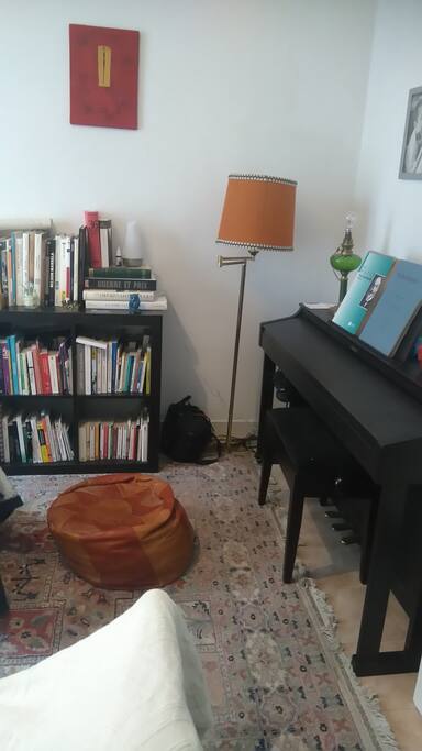 salon avec piano et livre