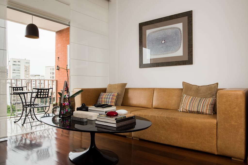 Leather couch and the balcony facing Ipanema sea