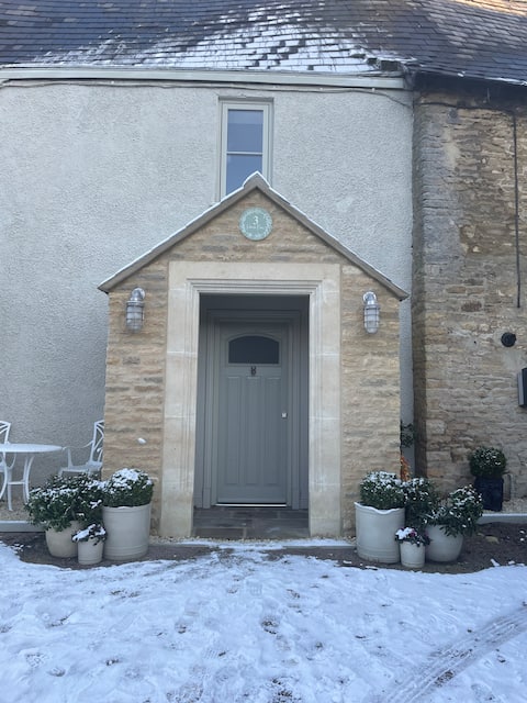 Top Airbnb: Cottage on high street, own parking and EV charger in Chipping Norton