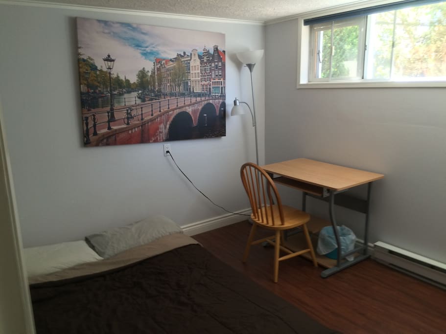 Bedroom 2 (Futon/desk)