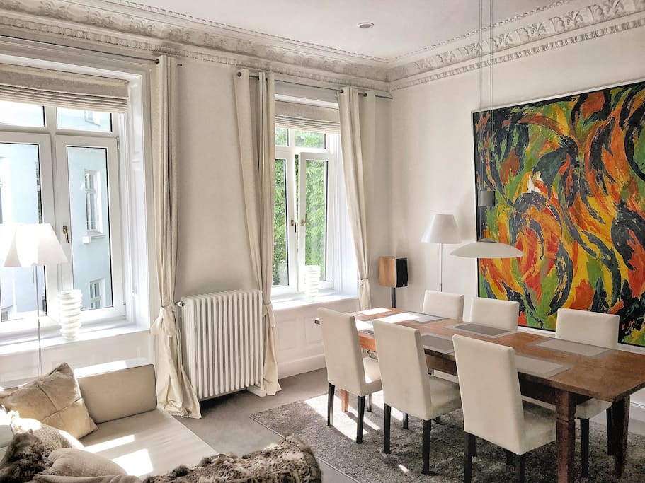 Zweites Schlafzimmer mit Tisch
