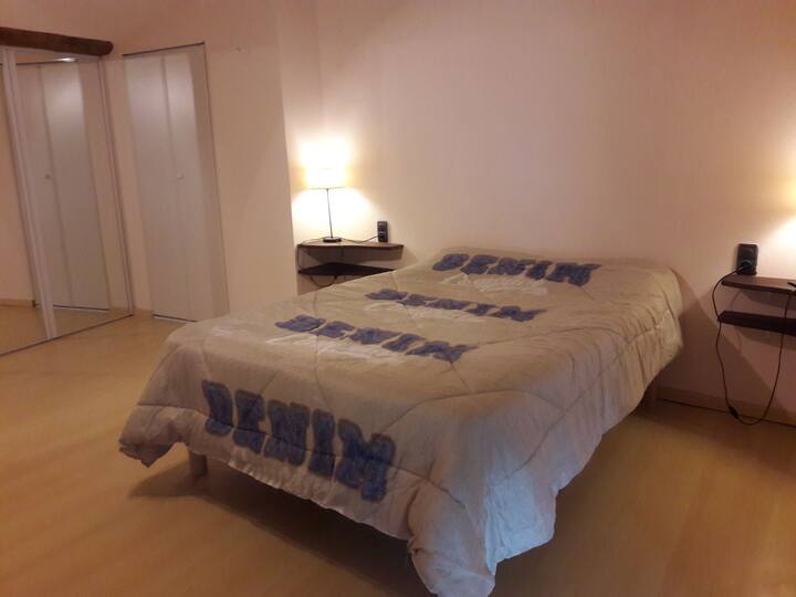 غرفة في الطابق الثالث 
تضم سريرين 