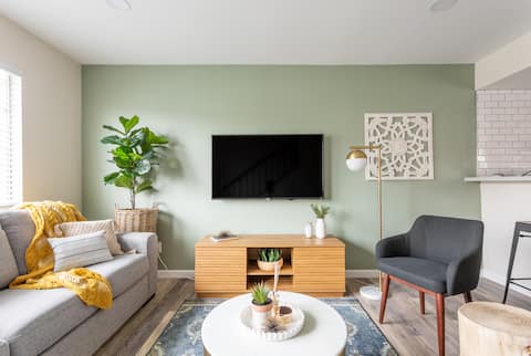 Farmhouse Getaway: 2-Bedroom Condo near Disneyland