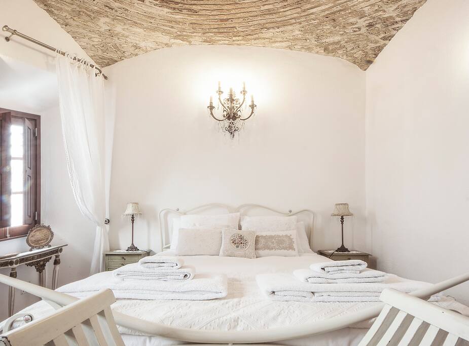 Traditional vaulted-ceilings, restored for a unique and authentic experience.