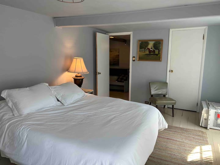 Bedroom 4: Queen size bedroom with lake views