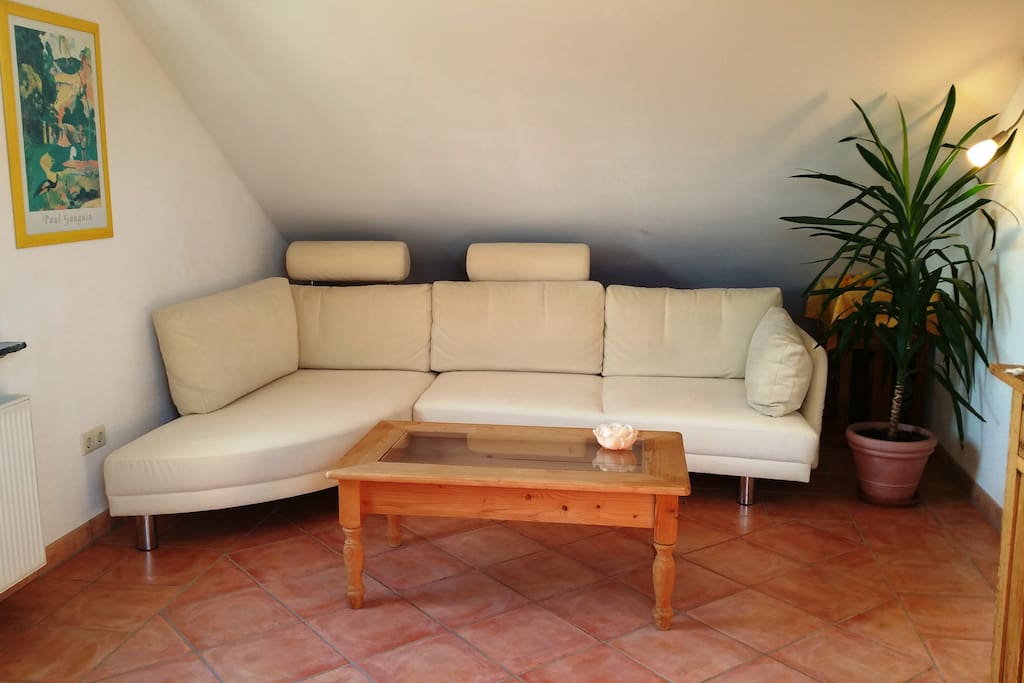 Helles Studio-Wohnzimmer - auf Wunsch 2 Einzelbetten ohne Fußende.