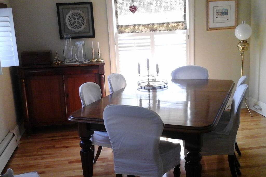 comfortable elegance with street view, table can be extended