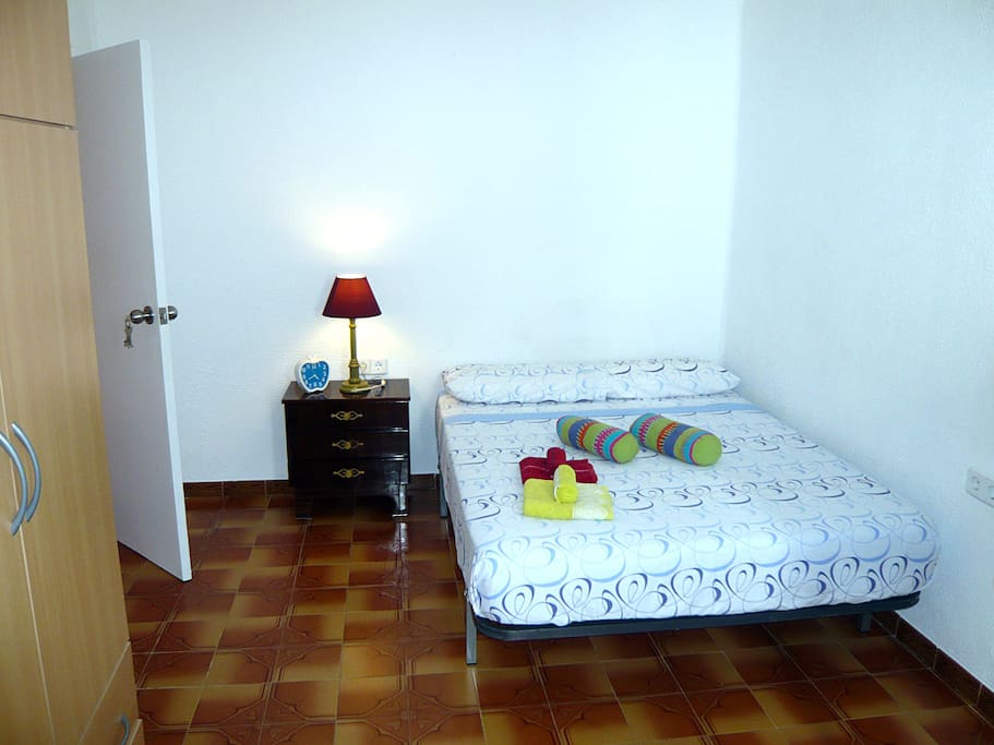 Cama doble. Double bed.